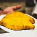 Il titolare ci mostra due panzerotti, facendoci notare come la dimensione non superi mai i 16 centimetri. Riteniamo che sia questa la grandezza perfetta, lideale per non appesantire il cliente, commenta